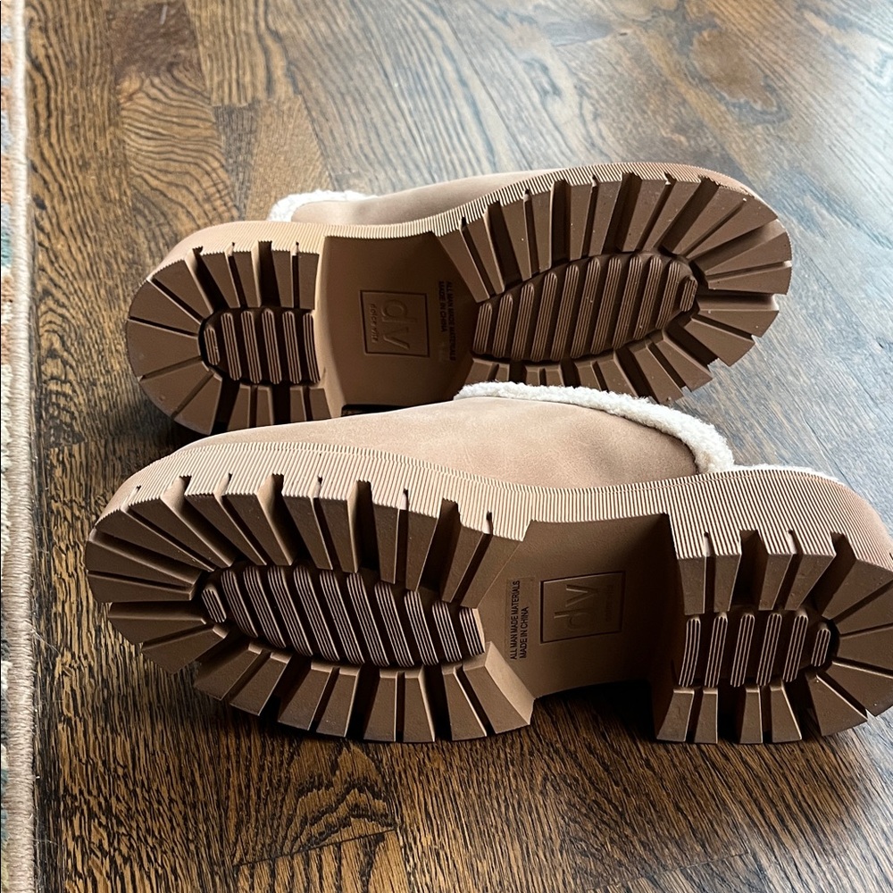 DV by Dolce Vita Tan Faux-Shearling Mule Clogs - Picture 2 of 3